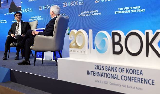 이창용 한국은행 총재(왼쪽)와 크리스토퍼 월러 미국 연방준비제도(연준·Fed) 이사가 지난 2일 서울 중구 한국은행 별관에서 열린 2025 BOK 국제콘퍼런스에서 대담하고 있다. 연합뉴스 제공