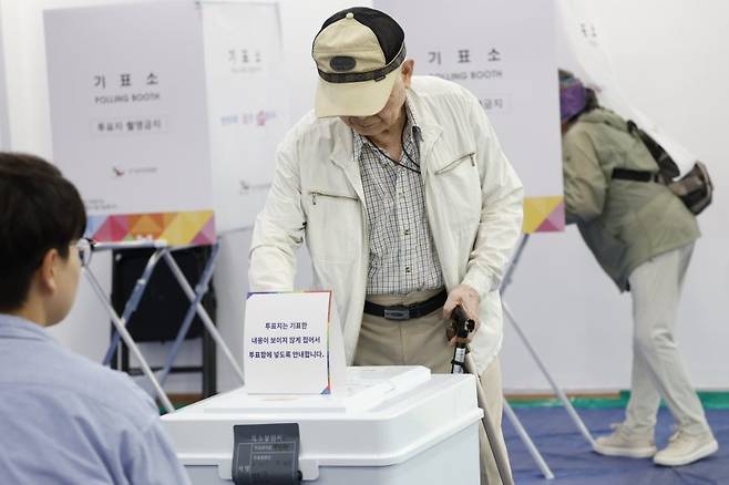 제 21대 대통령선거일인 3일 오후 광주시 동구 학운동 제1투표소에서 유권자들이 투표를 하고 있다. 사진=뉴스1