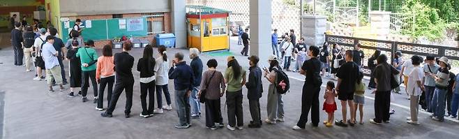 제21대 대통령 선거일인 3일 서울 강북구 삼각산초등학교에 마련된 투표소에서 유권자들이 투표를 하기 위해 줄을 서고 있다. 뉴스1