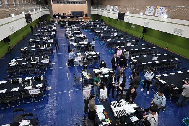 제21대 대통령선거 투표일을 하루 앞둔 2일 오후 서울 용산구 신광여자고등학교에 마련된 용산구 선거관리위원회 개표소에서 선관위 직원과 개표 사무원들이 투표지 분류기 등을 최종 점검하고 있다. 공동취재사진