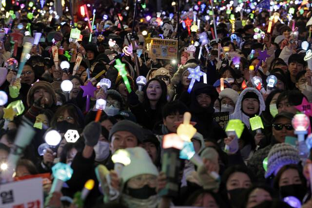 12·3 내란 우두머리 윤석열 대통령에 대한 탄핵소추안이 국회에서 가결된 지난해 12월14일 오후 국회 앞에서 시민들이 탄핵 가결을 기뻐하고 있다. 김명진 기자 littleprince@hani.co.kr