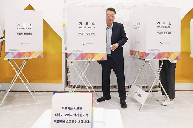 윤석열 전 대통령과 김건희 여사가 제21대 대통령 선거일인 3일 서울 서초구 원명초등학교에 마련된 서초4동제3투표소에서 투표하고 있다. 공동취재사진