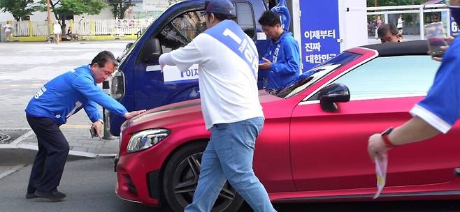 20대 남성 ㄱ씨가 5월26일 대구 수성구 신매시장 앞에서 유세하던 박주민 더불어민주당 의원을 방해하고 선거사무원을 향해 차량을 돌진하는 모습. 독자 제공