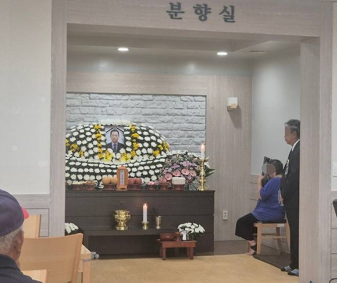 2025년 6월3일 한국서부발전 태안발전본부의 2차 하청 노동자 김충현씨의 빈소에서 유가족이 슬퍼하고 있다.