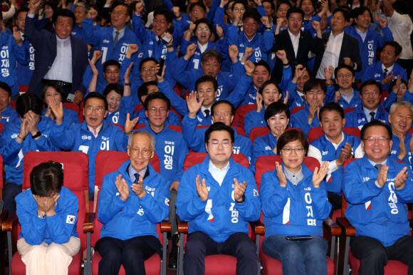 더불어민주당 윤여준, 박찬대 상임 총괄선대위원장을 비롯한 공동선대위원장들이 3일 서울 여의도 국회 의원회관에 마련된 제21대 대통령선거 개표상황실에서 출구조사 결과 발표가 나오자 기뻐하고 있다. 연합뉴스