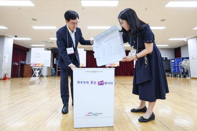 제21대 대통령 선거를 하루 앞둔 2일 서울 용산구 청파도서관에 마련된 청파동 제1투표소에서 오민석 서울특별시선거관리위원회 위원장이 투표소 설비 상황을 점검하고 있다. 사진공동취재단