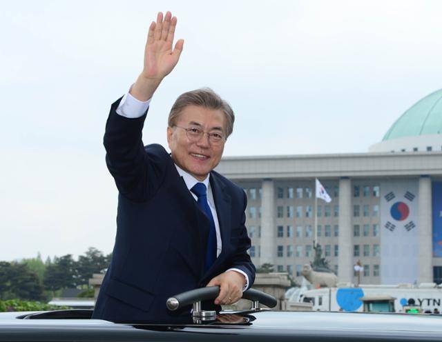 문재인 전 대통령이 지난 2017년 5월 10일 오전 대통령 취임식을 마친 뒤 서울 여의도 국회에서 청와대로 향하는 전용차에 올라 손을 들어 보이고 있다. 오대근 기자