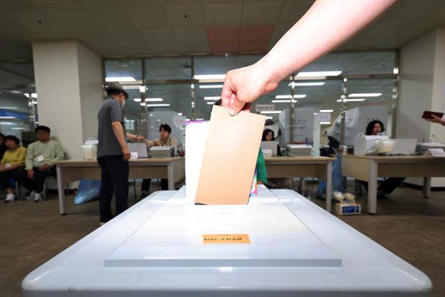 제21대 대선 사전투표 이틀째인 지난달 30일 광주 서구 광주학생교육문화회관에 마련된 사전투표소에서 유권자들이 투표하고 있다. 연합뉴스