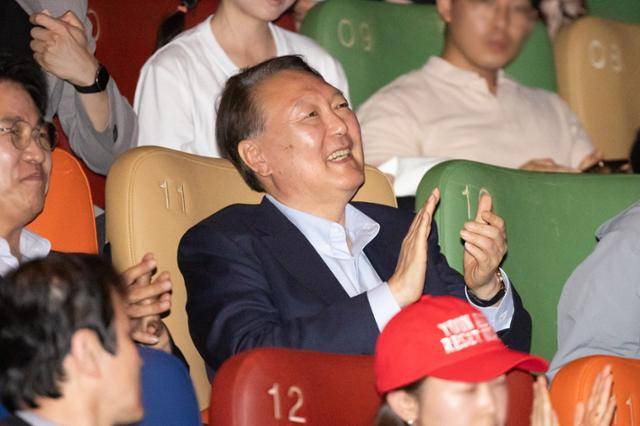 윤석열 전 대통령이 지난달 21일 서울 중구 메가박스 동대문점에서 다큐멘터리 영화 '부정선거, 신의 작품인가' 관람을 마친 뒤 박수를 치고 있다. 뉴시스