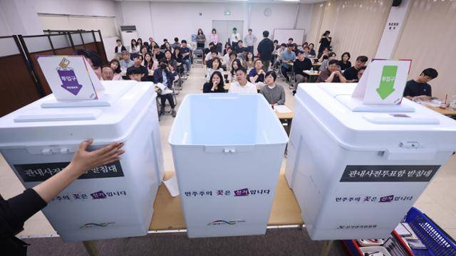 제21대 대통령선거 사전투표일을 사흘 앞둔 지난달 26일 서울 중랑구선거관리위원회에서 열린 대선 사전투표관리관 교육에서 중랑구 선관위 관계자들이 투표함 봉함 등 절차를 시연하고 있다. 박시몬 기자