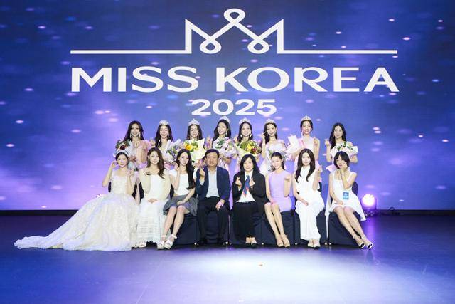 뒷줄은 미스 서울·경기·인천 선발대회 수상자들, 앞줄은 왼쪽부터 미스코리아 이승현, 김채원, 박희선, 글로벌이앤비 권동형 대표, 미스코리아 임미숙, 정규리, 박나현, 김수현. 글로벌이앤비 제공