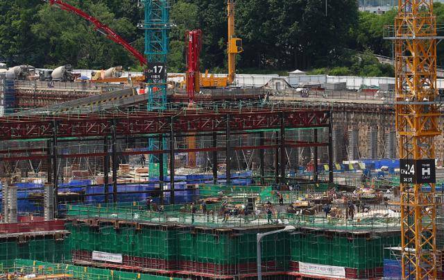 통계청은 4월 산업활동동향에 따르면 전월 대비 0.8% 줄고 소비·투자도 감소하며 '트리플 감소'를 기록했다고 발표했다. 건설 수주는 토목과 건축 부문 부진으로 전년 동월 대비 17.5% 감소해 15개월 만에 최대 폭 하락했다. 동행·선행지수는 소폭 상승했지만, 통계청은 건설업 부진과 대내외 불확실성, 소비심리 위축 등을 원인으로 지목했다. 5월 30일 서울 시내의 대형 아파트 건설현장. 뉴시스