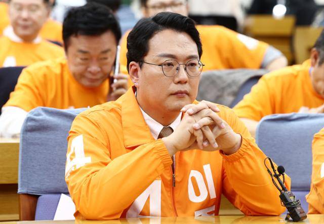 천하람 개혁신당 상임선대위원장이 3일 서울 여의도 국회의원회관에 마련된 제21대 대통령선거 개표상황실에 굳은 표정으로 자리하고 있다. 뉴스1