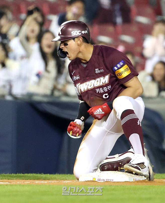 2023 KBO 프로야구 LG트윈스와 키움히어로즈의 경기가 9일 오후 서울 잠실야구장에서 열렸다. 7회초 2사 1,2루 이정후가 2타점 적시 2루타를 치고 상대 수비를 틈타 3루까지 내달려 세이프하고 포효하고 있다. 잠실=김민규 기자 mgkim1@edaily.co.kr /2023.05.09/