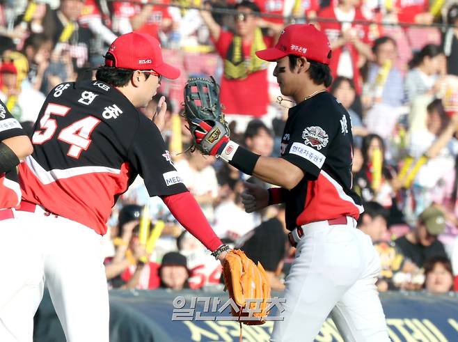 3일 오후 잠실야구장에서 열린 2025 프로야구 KIA와 두산 경기. KIA 선발 양현종이 3회 두산 김재환의 라인드라이브 타구를 잡아낸 유격수 박찬호를 격려하고있다. 잠실=정시종 기자 capa@edaily.co.kr