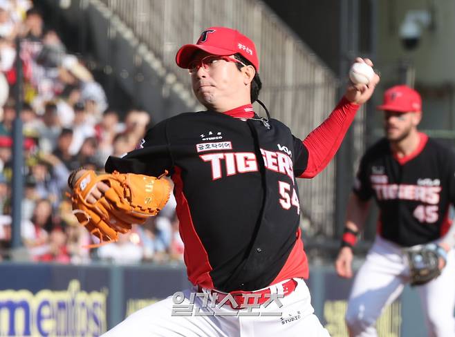 3일 오후 잠실야구장에서 열린 2025 프로야구 KIA와 두산 경기. KIA 선발 양현종이 역투하고 있다. 잠실=정시종 기자 capa@edaily.co.kr