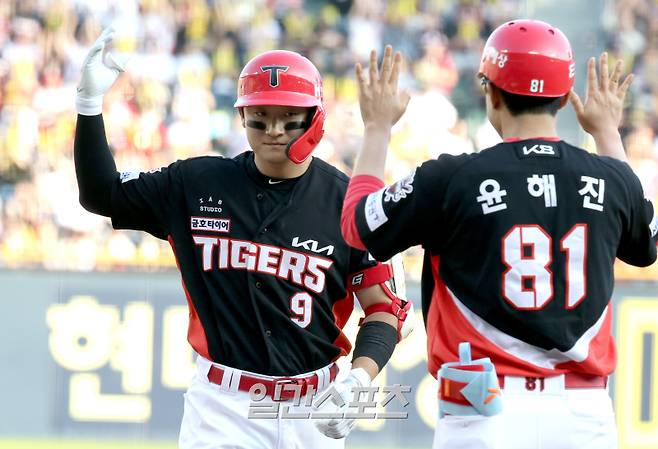 3일 오후 잠실야구장에서 열린 2025 프로야구 KIA와 두산 경기. KIA 윤도현이 4회 1타점 적시타를 날리고 기뻐하고있다. 잠실=정시종 기자 capa@edaily.co.kr