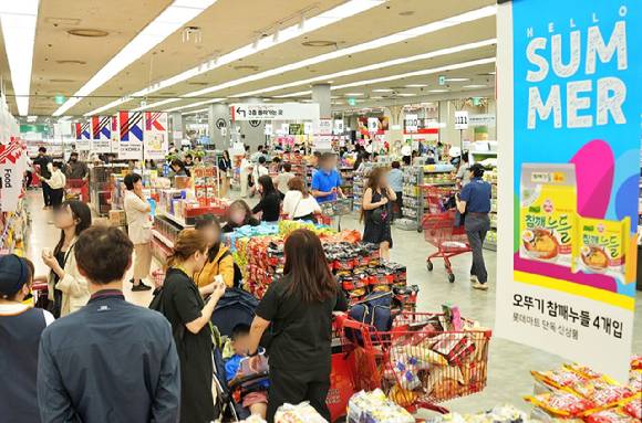 롯데마트 제타플렉스 서울역점에서 행사 상품을 쇼핑하는 고객의 모습. [사진=롯데마트]