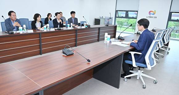 김정기 대구시장 권한대행이 2일  ‘노사평화의 전당’ 관계자들과 간담회를 갖고 있다 [사진=대구시]