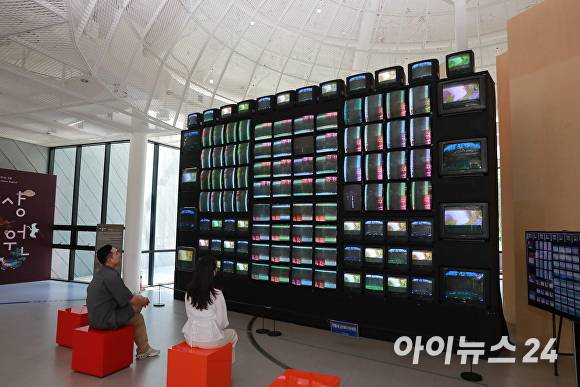 경주엑스포대공원가 백남준 대표작 '108번뇌'를 상영하고 있다. [사진=경북문화관광공사]