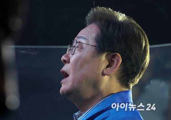 이재명 더불어민주당 대선 후보가 2일 오후 서울 여의도공원 문화의마당에서 애국가를 제창하고 있다. [사진=곽영래 기자]