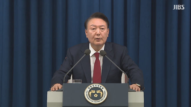 지난해 12월 3일 당시 윤석열 대통령이 비상계엄을 선포하는 모습