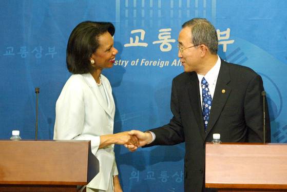 2005년 7월 당시 콘돌리자 라이스 미국 국무장관과 반기문 외교통상부 장관이 반갑게 악수하는 모습.