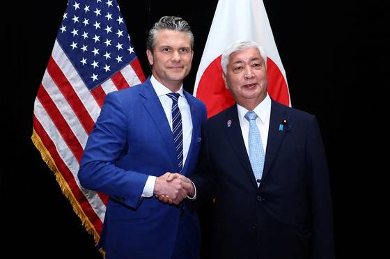 피트 헤그세스 미국 국방장관과 나카타니 겐 일본 방위상이 지난 3월 싱가포르 아시아 안보회의에서 만나 악수하고 있다. 일본은 미국에 '하나의 전구' 구상을 제안해 논란이 커지고 있다.[로이터=연합뉴스]