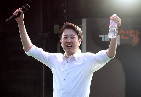 이준석 개혁신당 대선후보가 2일 대구 유세에서 지지를 호소하고 있다. [뉴시스]