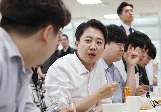 이준석 개혁신당 대통령 후보가 2일 오전 경기 시흥시 한국공학대학교 기술혁신파크 학생식당에서 '학식먹자 이준석'을 진행하고 있다. 뉴스1