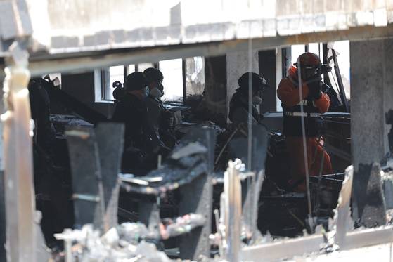 3일 서울 중구 신당동 봉제공장에서 화재가 발생, 완진 후 경찰과 소방 관계자들이 화재감식을 벌이고 있다. 1명이 사망하고 4명이 다친 이날 화재에 소방당국은 목격자 진술을 토대로 방화 가능성에 무게를 두고 있다. 뉴스1