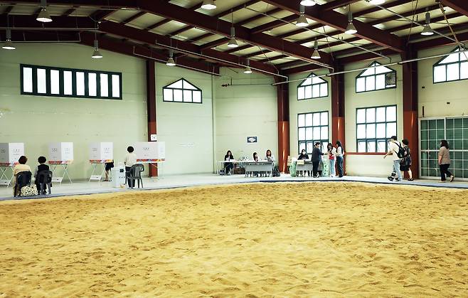 3일 경기도 성남시 중원구 성남종합운동장 실내씨름장에 마련된 투표소에서 유권자들이 투표하고 있다. 연합뉴스