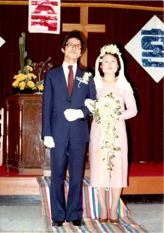 1981년 9월 김문수 국민의힘 대선 후보와 설난영 여사가 봉천동 교회에서 결혼식을 올리는 모습. 당시로서는 파격적으로 신랑 신부가 동시 입장했고, 설 여사는 웨딩 드레스 대신 일반 원피스를 입었다. 사진 김문수 캠프