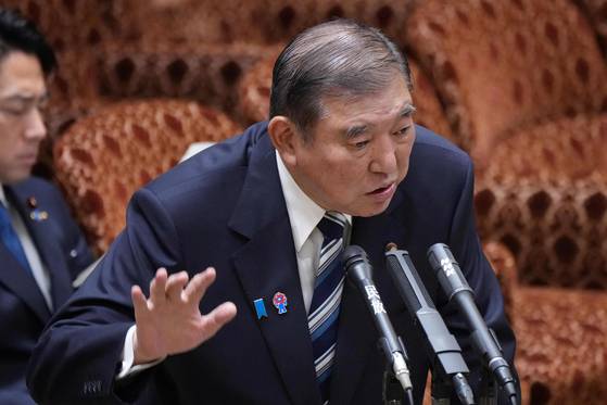 이시바 시게루 일본 총리가 지난 2일 일본 국회에서 질문에 답하고 있다. AFP=연합뉴스