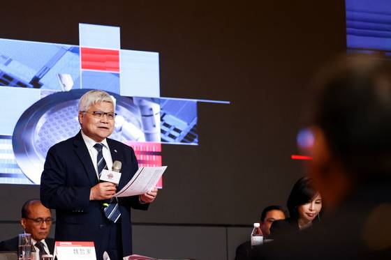 3일 대만 신주에서 열린 TSMC 연례주주총회에서 웨이저자 회장이 주주들의 질문에 답하고 있다. AFP=연합뉴스
