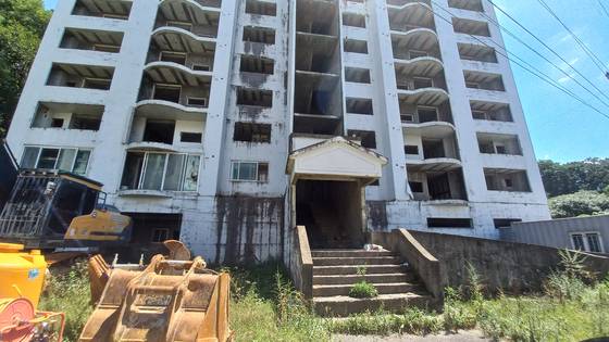 공사 중단 상태로 20년 넘게 방치 중인 경기 용인의 한 아파트 단지. 사진 용인시