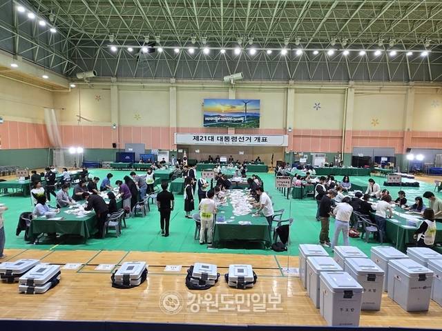 ▲ 제21대 대통령 선거 본 투표일인 3일 오후 8시 30분쯤부터 태백국민체육센터 체육관에 마련된 개표소에서 태백지역 유권자들이 기표한 투표지에 대한 개표가 진행되고 있다. 전인수