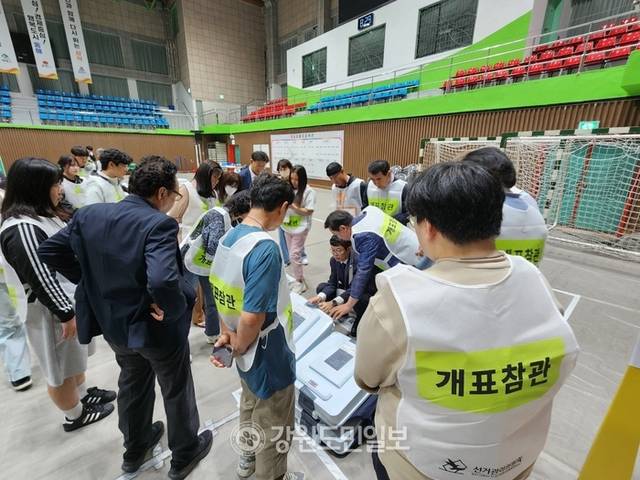 ▲ 제21대 대통령 선거 본투표일인 3일 오후 삼척지역 개표장이 마련된 삼척체육관에서 개표 참관인들이 투표함을 둘러보고 있다.구정민