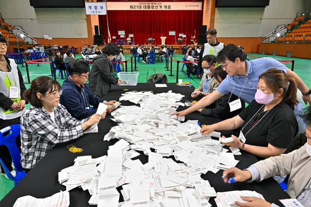 ▲ 제21대 대통령 선거 개표소인 정선종합경기장 실내체육관에서 3일 선거사무원들이 사전투표함을 개함하고 표를 분류하고 있다.유주현