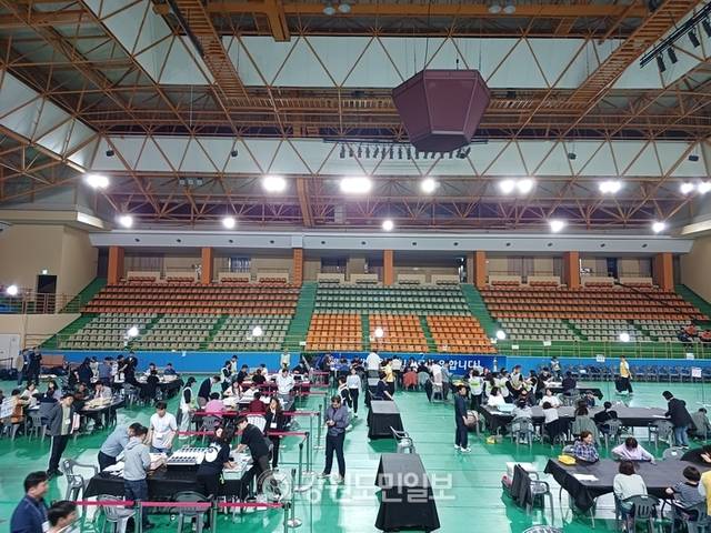 ▲ 3일 동해실내체육관에서 제21대 대통령 선거 개표작업이 진행되고 있다.김우열