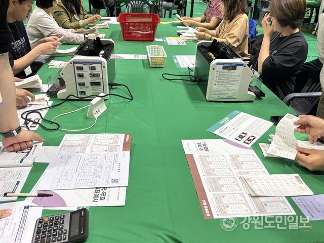 ▲ 3일 홍천개표소에서 개표가 진행 중인 가운데 기계를 통해 후보별로 분류된 투표지를 심사·집계부에서 수작업으로 재차 확인하고 있다. 유승현