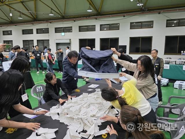▲ 3일 제21대 대통령 선거 투표 종료 후 강릉지역 개표소인 강릉시인라인스케이팅장에 지역 내 모든 투표함이 도착, 오후 8시 40분쯤부터 개표가 진행되고 있다. 황선우 기자