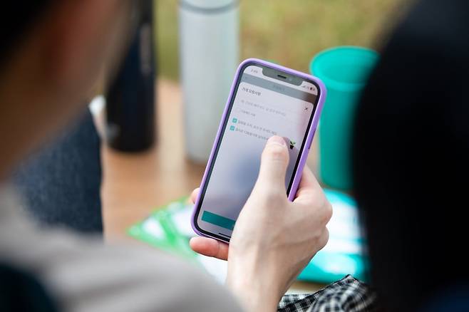 배달 앱 사용자가, 일회용 식기, 다회용품 사용 관련 옵션을 선택하고 있다. 사진=우아한형제들