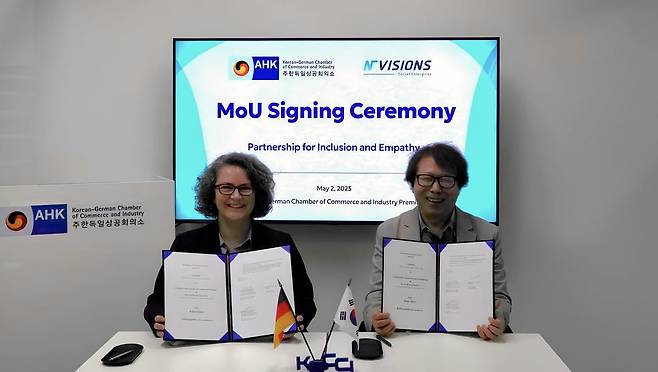 마리 안토니아 폰 쉔부르크 KGCCI 대표(왼쪽)와 송영희 (주)엔비전스 대표가 업무협약 체결 후 기념촬영을 하고 있다/주한독일상공회의소 제공