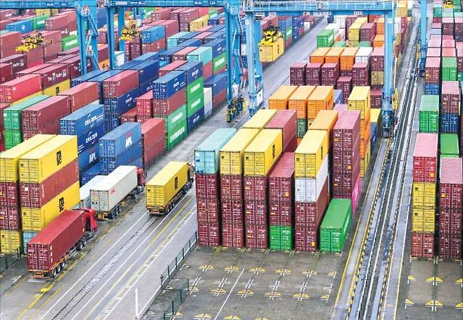 중국 저장성 닝보시 닝보·저우산항에 쌓여있는 수출화물 컨테이너.  AFP연합뉴스