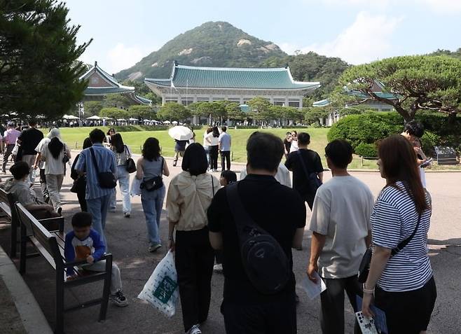 제21대 대통령 선거 투표일인 3일 서울 종로구 청와대에서 관람객들이 입장을 위해 줄을 서 있다. /사진=김범준 기자