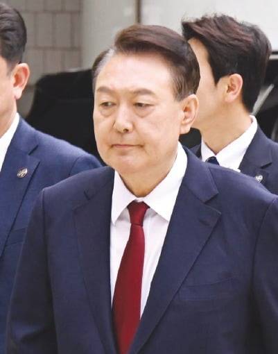 (4)국민의힘 탈당 후 지난달 19일 법원에 출석하고 있는 윤석열 전 대통령. 강은구 기자·뉴스1·사진공동취재단