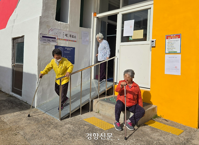 제21대 대통령선거 투표 날인 3일 오전 경북 안동시 예안면 월곡초등학교 삼계분교장에 마련된 ‘예안면 제2투표소’에서 유권자들이 투표를 마치고 나오고 있다. 이 학교는 이재명 더불어민주당 대선 후보의 모교다. 김현수 기자