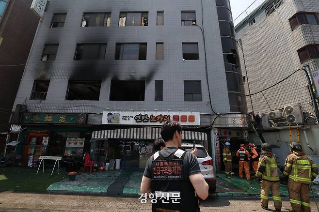 3일 화재가 발생한 서울 중구 신당동의 한 봉제공장이 위치한 건물이 불에 그을려있다. 이번 화재로 1명이 사망했다. 정효진 기자