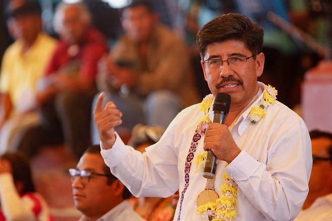 원주민 인권 변호사 출신 우고 아길라르 멕시코 대법관 후보가 지난달 28일(현지시간) 오아하카주 산아구스틴틀라코테펙에서 유세하고 있다. 로이터연합뉴스